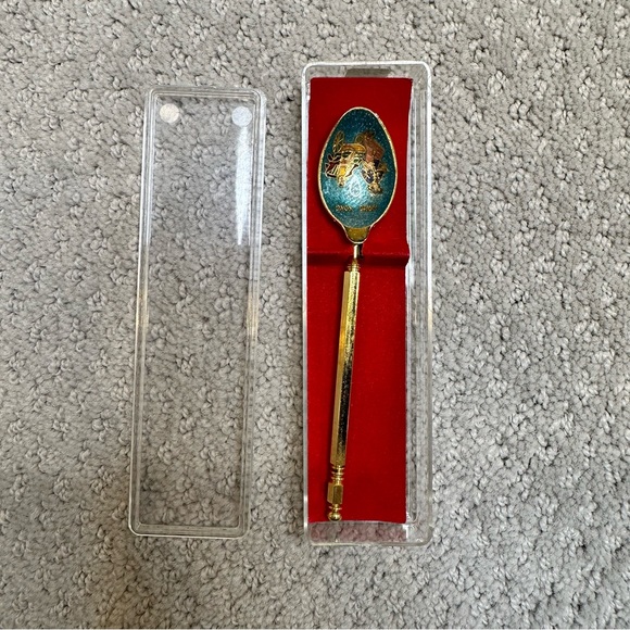 Hong Kong Collectable Souvenir Faux Gold Spoon - Picture 5 of 7